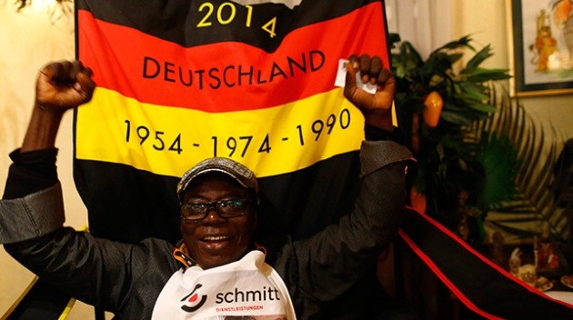 Un rey africano vive en Alemania y gobierna a sus súbditos por Skype