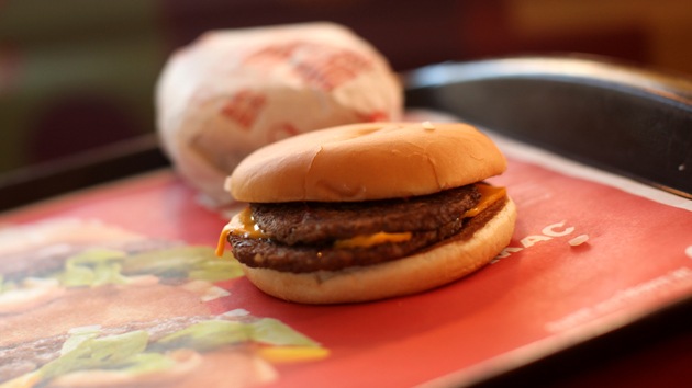 Cómo Luce Una Hamburguesa De Mcdonald S Después De 5 Años Rt<script async src=