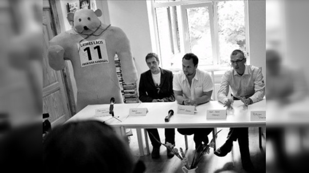 Un oso de espuma será candidato a primer ministro en Letonia