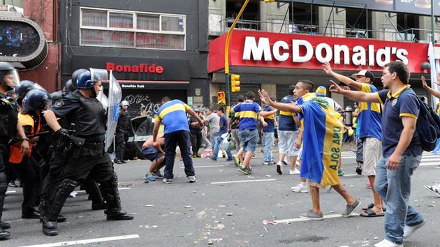 Video: Graves disturbios en la celebración del Día del Hincha del Boca Juniors en Argentina