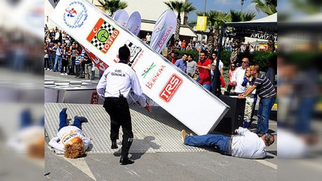 Video: se derrumba el podio en pleno arranque del campeonato turco de rally