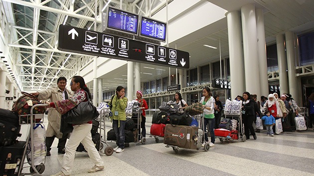 Una mujer protesta desnuda por no poder fumar en el aeropuerto de Beirut
