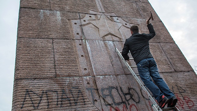 Ucrania: Los protestantes destruyen monumentos