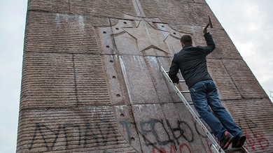 Ucrania: Los protestantes destruyen monumentos