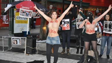 Activistas del Partido Comunista de Irán se desnudan en protesta por el hiyab