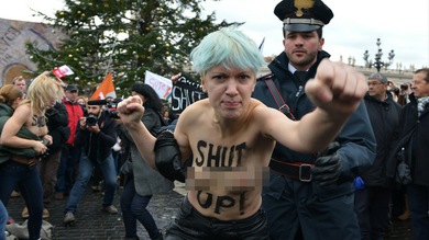 Video, fotos: Feministas ucranianas se desnudan ante el Papa en el Vaticano