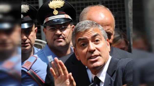 George Clooney improvisa "espectáculo" en un tribunal italiano