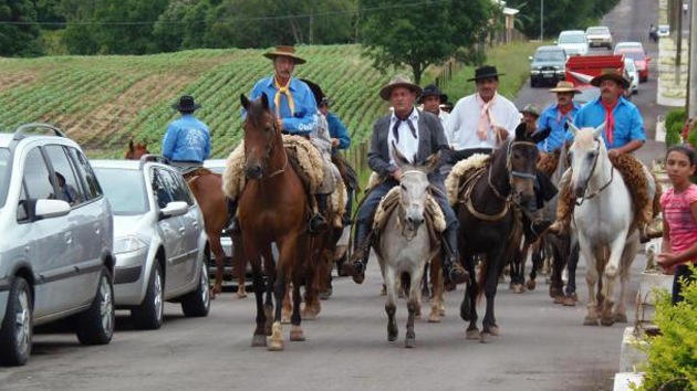 Acusan a un alcalde brasileño de insultar a la democracia por montar en burro