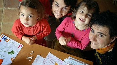 El Parlamento francés aprueba los matrimonios gay y les permite adoptar hijos