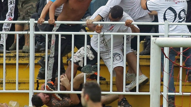 Video: Fuertes choques en Brasil entre hinchas del Vasco da Gama y el Paraenense