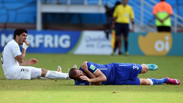 La FIFA impone nueve partidos de sanción a Luis Suárez por el mordisco a Chiellini