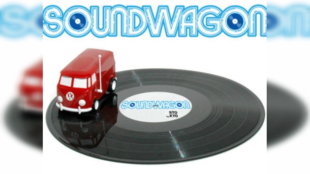 Furgoneta de Volkswagen que reproduce discos de vinilo