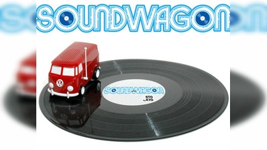 Furgoneta de Volkswagen que reproduce discos de vinilo