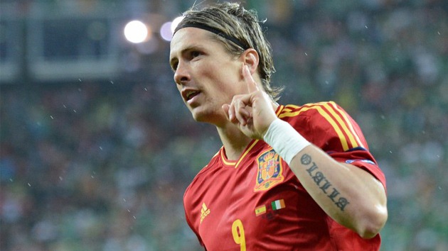 España recupera su juego y sentencia a Irlanda