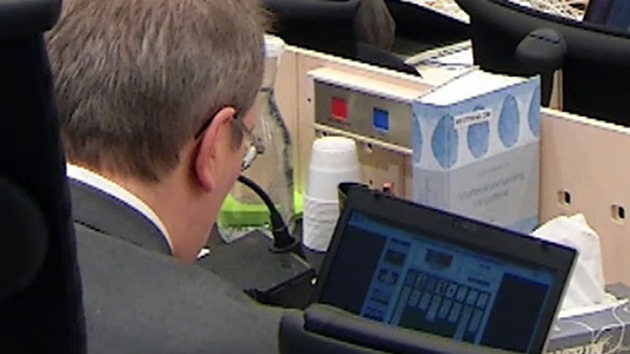 Un juez del caso Breivik, pillado jugando al solitario durante el juicio