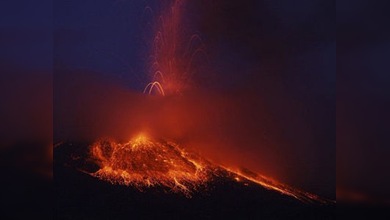 Un volcán cubre de cenizas el cielo de Ecuador