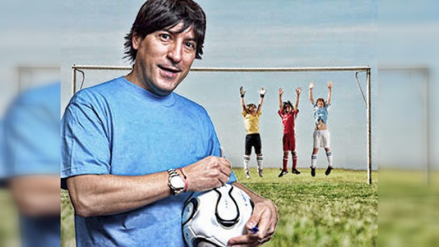 Iván "Bam Bam" Zamorano dio clase magistral de fútbol a niños de los Urales