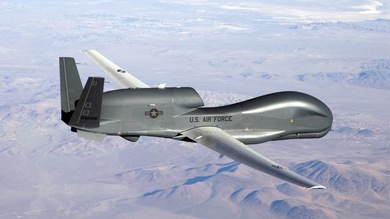 Video: Un enorme dron estadounidense aterriza por primera vez en Japón