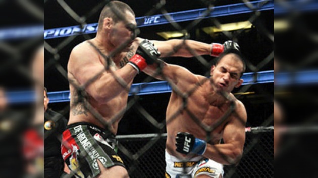 Dos Santos le quita a Velásquez el cinturón de la UFC
