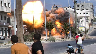 Video, fotos: Edificio residencial de 12 plantas se derrumba en Gaza tras ataque aéreo israelí