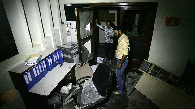 Fotos: Atacan y queman un canal de televisión estadounidense en Libia