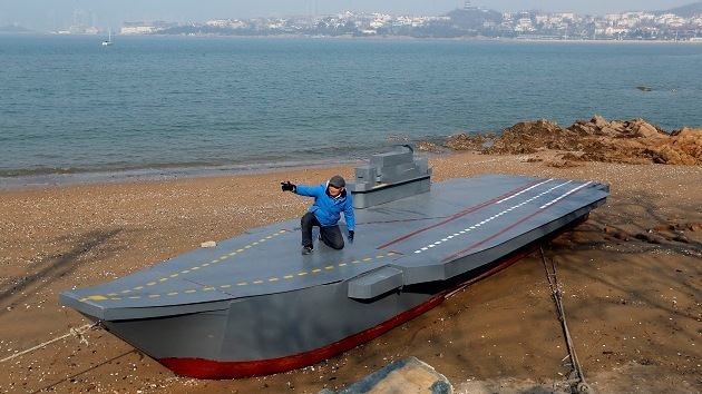 Abuelo chino construye para su nieto un portaaviones Liaoning de 12 metros