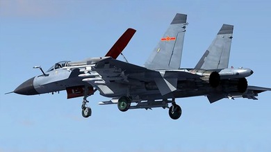 Video: China posa un caza en su primer portaaviones