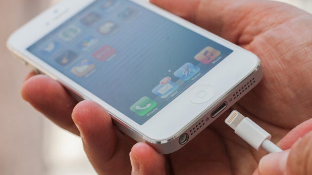 ¡Cuidado con los cargadores pirata! Su celular podría explotar