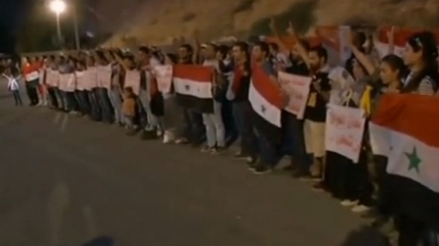 Activistas forman un 'escudo humano' para proteger a Siria de la intervención