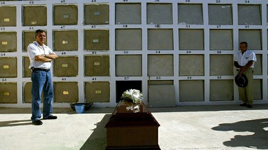 En España le suben el IVA hasta a la muerte