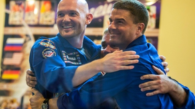 Tripulantes de la EEI se toman un 'selfie' para decir "No" a la tensión política en el espacio