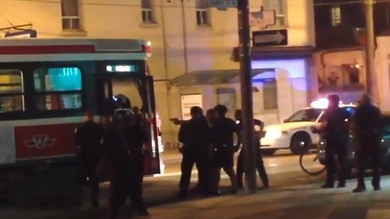 Video: Policías en Canadá matan a un joven por blandir un cuchillo en un tranvía vacío