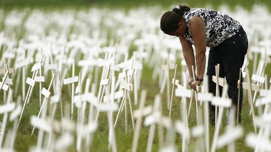 Plantan miles de cruces en Brasilia en protesta por la violencia contra los indios