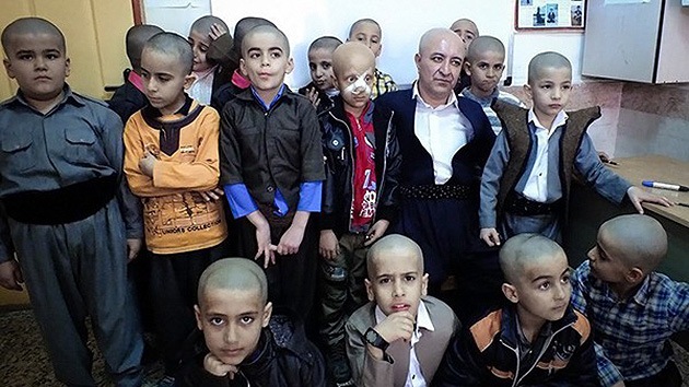 Un maestro iraní se rapa la cabeza en solidaridad con un alumno enfermo