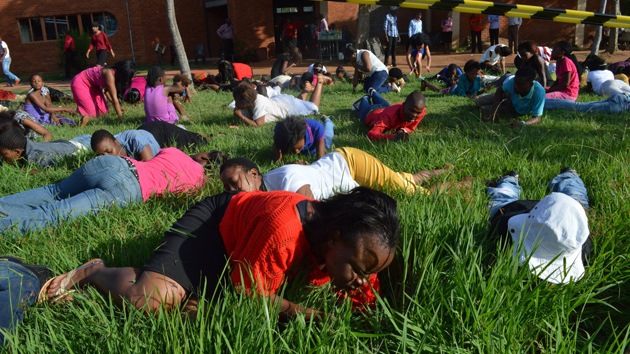 Fotos: Creyentes comen césped para 'acercase' a Dios