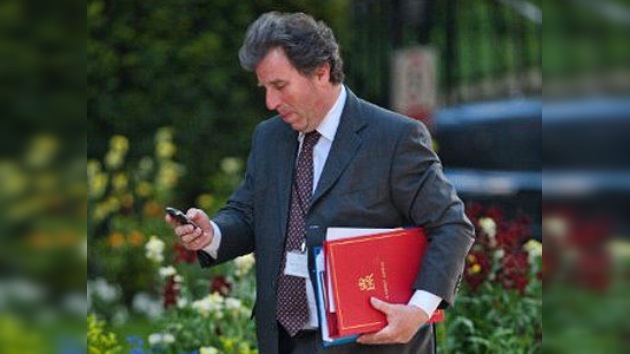 Ministro británico tira a la basura documentos secretos