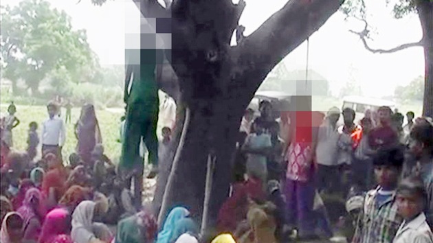 Policías indios, acusados de violar y colgar en un árbol a dos niñas (FUERTES IMÁGENES)