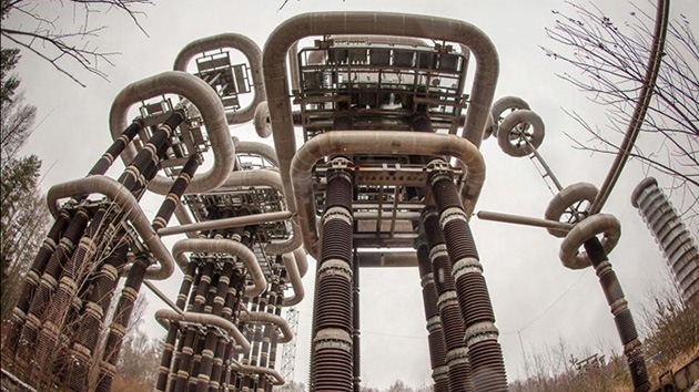 Fotos, Video: ¿Qué rayos es esto?: La central eléctrica que parece una colonia alienígena