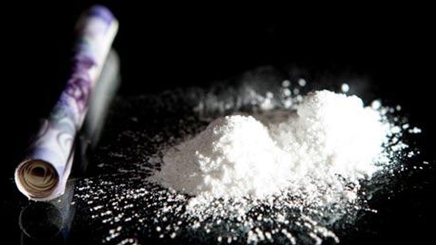 La foto de un político del PP preparando supuestas rayas de cocaína agita la Red
