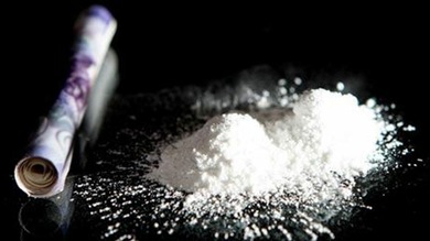 La foto de un político del PP preparando supuestas rayas de cocaína agita la Red