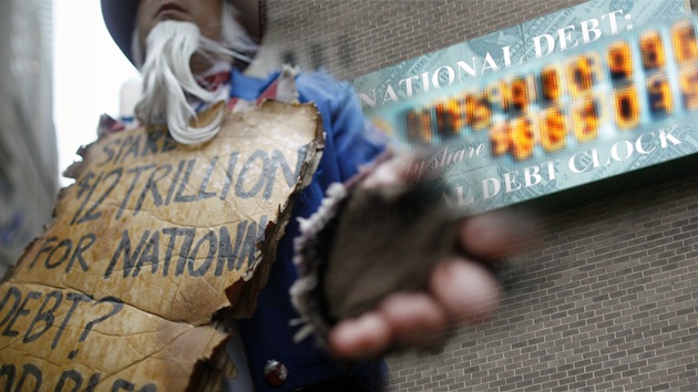EE.UU. ansia una guerra para salvar su economía de la enorme deuda