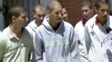 Estudiantes argentinos se rapan en solidaridad con un compañero con cáncer