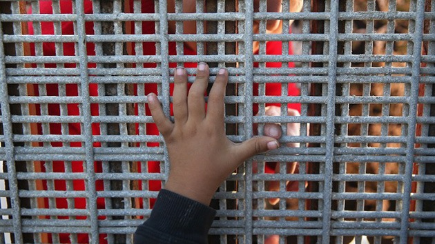 Juez: La Administración Obama ayuda a pasar de contrabando niños a EE.UU.