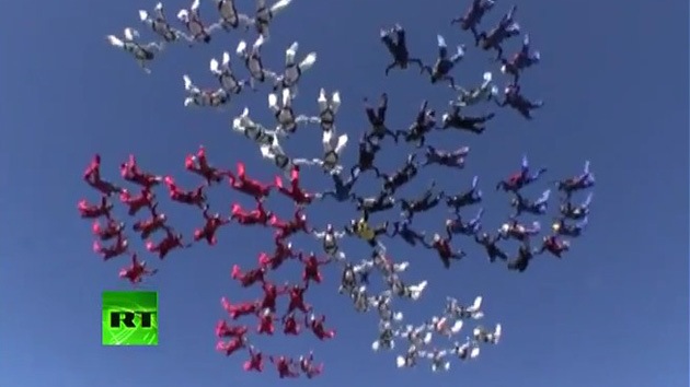 VIDEO: Paracaidistas rusas establecen un récord mundial
