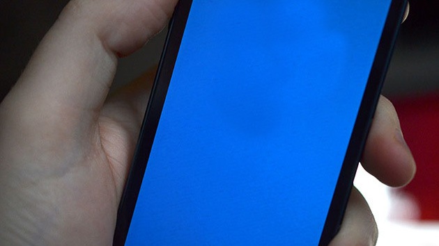Los usuarios de iPhone 5S no lo ven nada claro ante el 'pantallazo azul de la muerte'