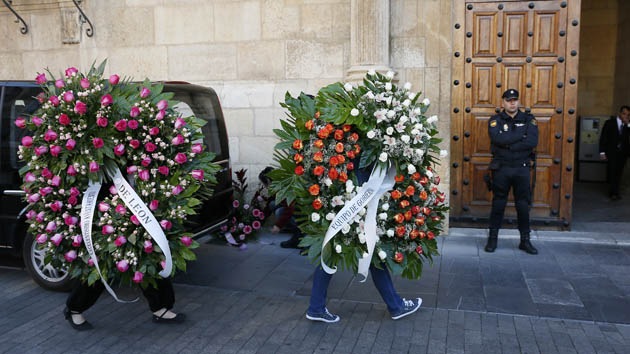 En España "no suspenden actos electorales cuando una desahuciada se suicida"