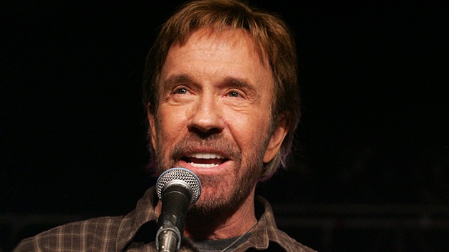 Chuck Norris: "Algo anormal pasa en la sociedad de EE.UU."