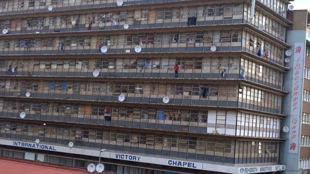 Sudáfrica: Un hombre se suicida con el 'apoyo moral' de una multitud