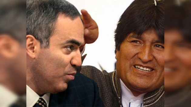 Evo Morales y Garry Kaspárov en duelo de ajedrez