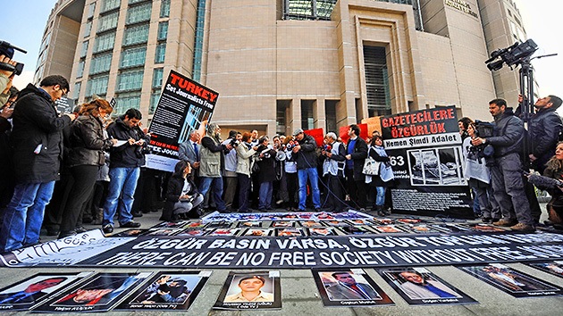 Turquía reprime la libertad de prensa: récord mundial de periodistas encarcelados
